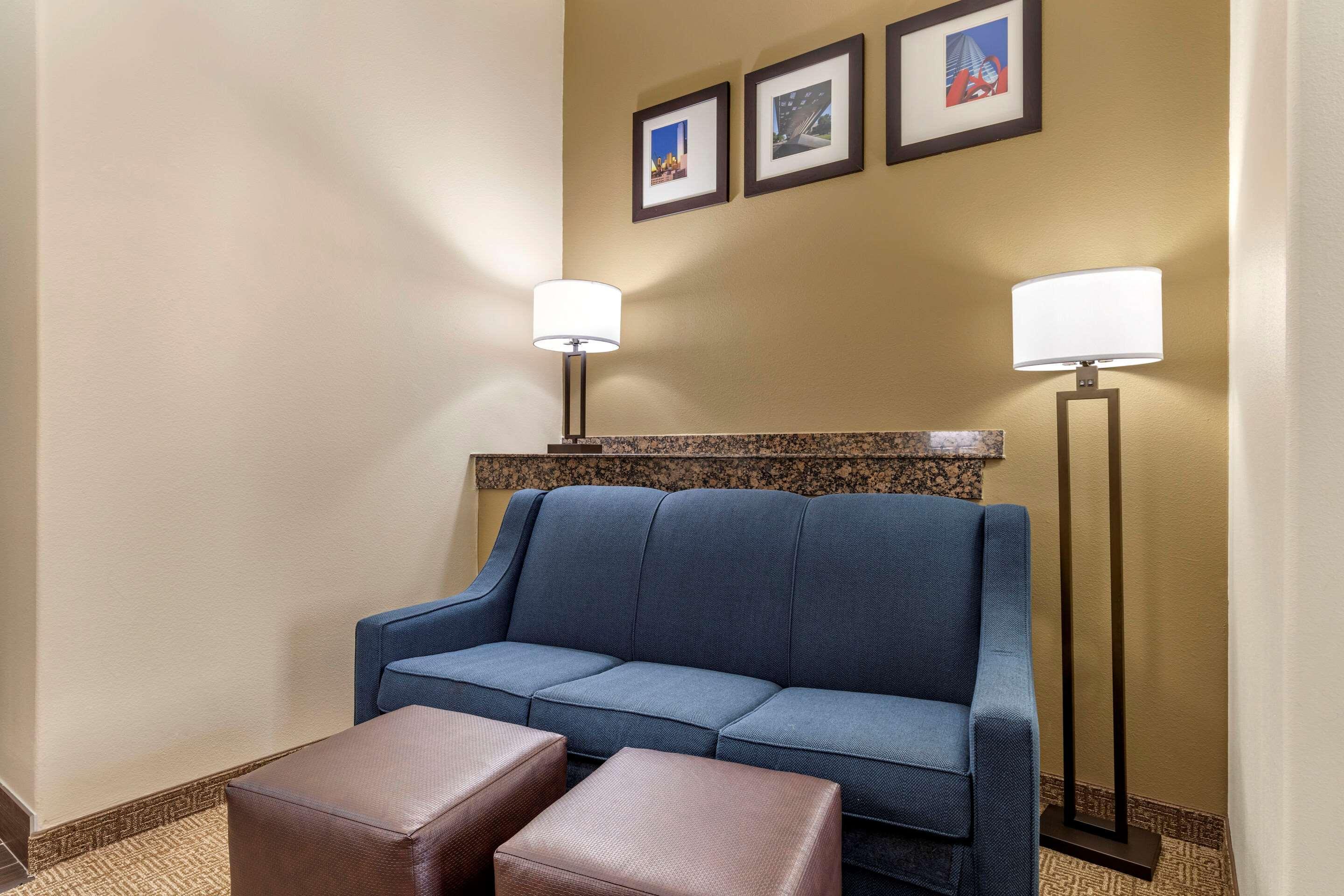 Comfort Suites West Dallas - Cockrell Hill Екстериор снимка