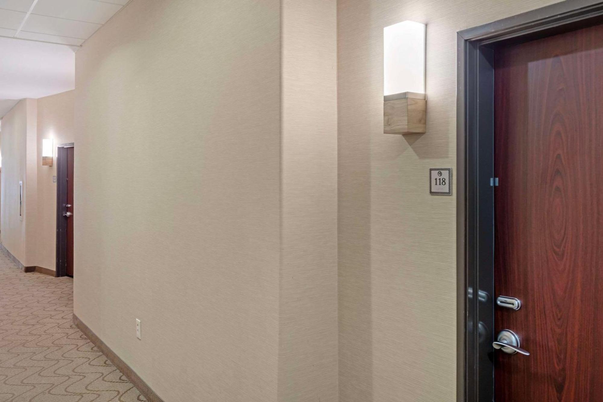 Comfort Suites West Dallas - Cockrell Hill Екстериор снимка