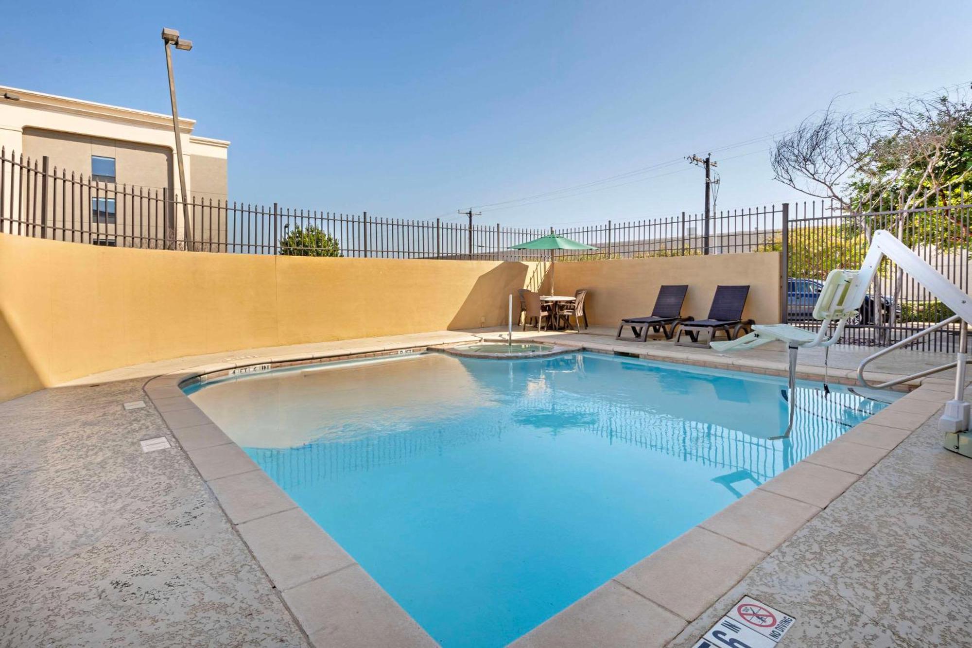Comfort Suites West Dallas - Cockrell Hill Екстериор снимка