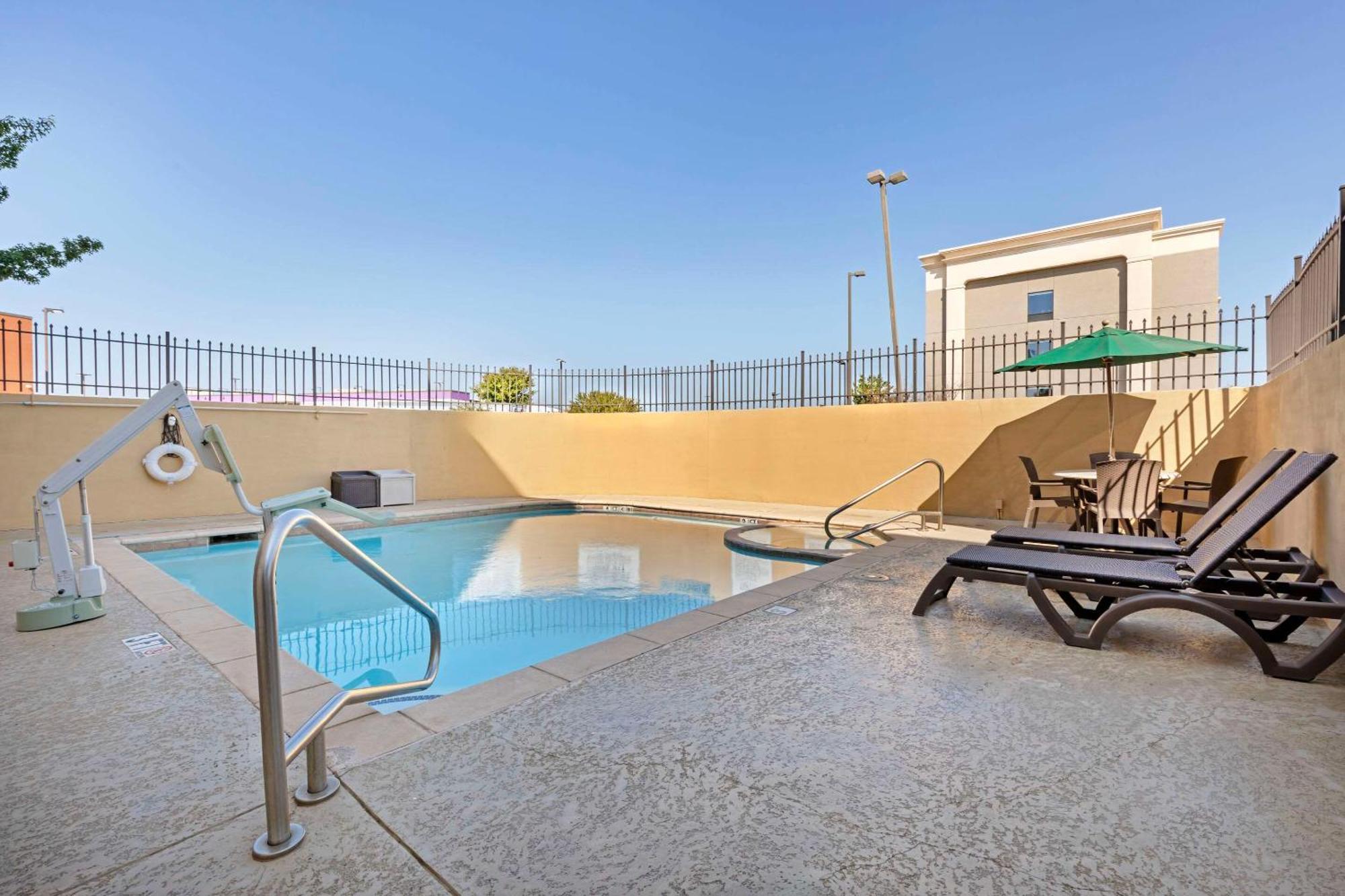 Comfort Suites West Dallas - Cockrell Hill Екстериор снимка